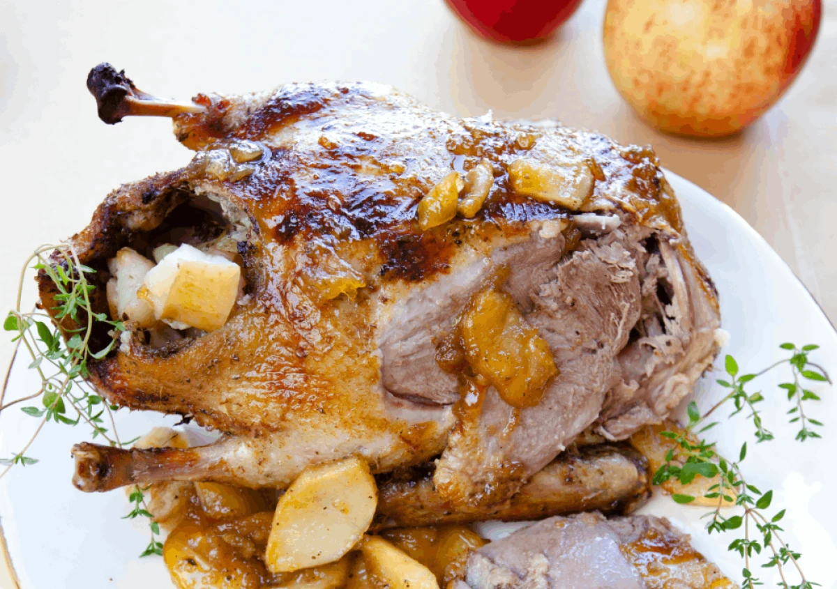 Upieczona kaczka faszerowana jabłkami